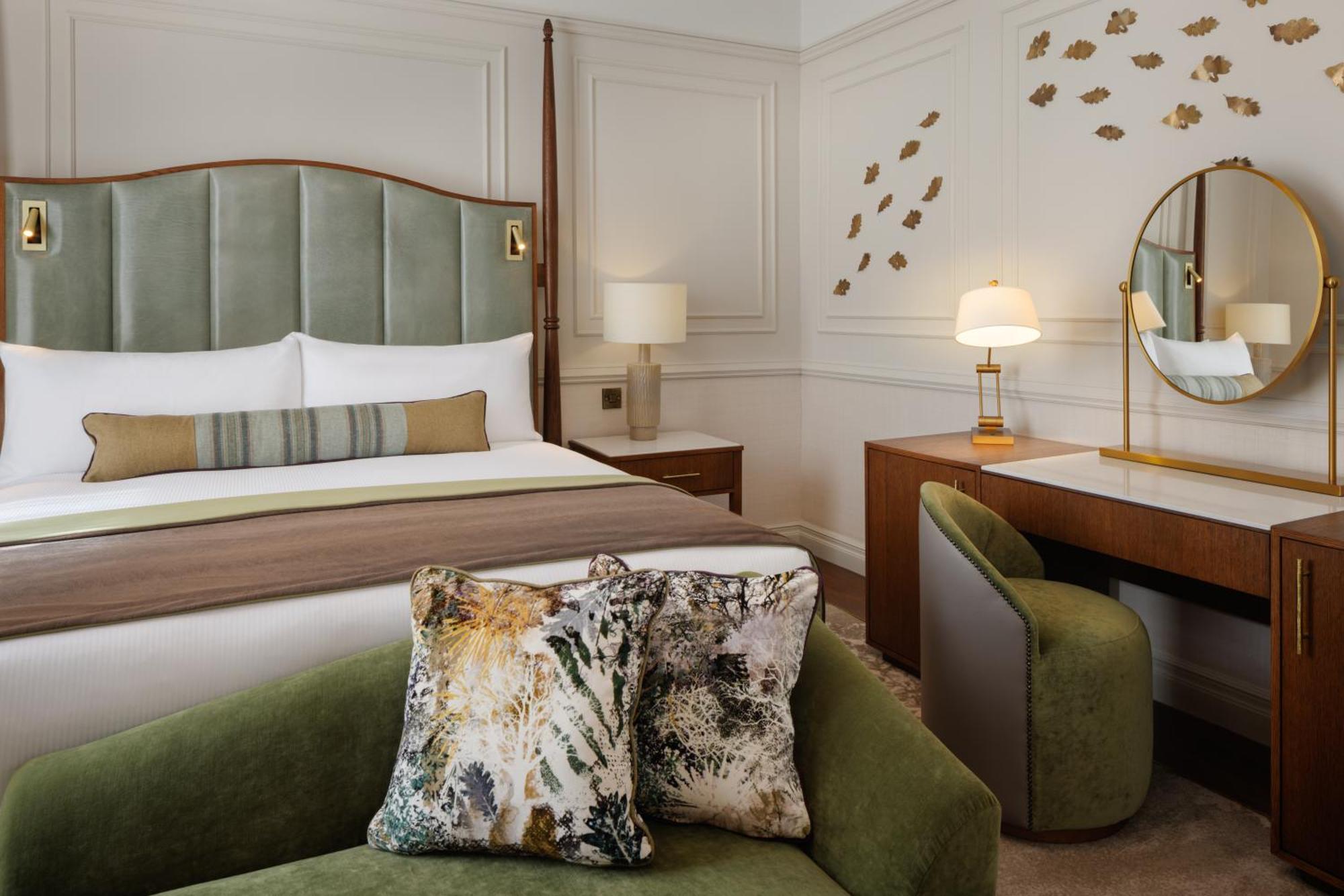 The Caledonian Edinburgh, Curio Collection By Hilton Hotel Buitenkant foto A bedroom at The Carlyle